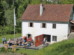 Gemütlicher Ausklang vor dem Nagelschmiedmuseum "Brandstätter-Hammer" nach einer Wanderung und Schmiedevorführung.