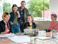 Beim offenen Atelier im LENTOS Kunstmuseum konnten sich Familien künstlerisch betätigen.
