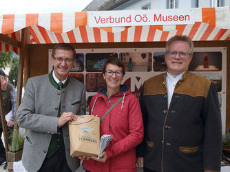 Landesrat Markus Achleitner beim Infostand des Verbundes OÖ. Museen.