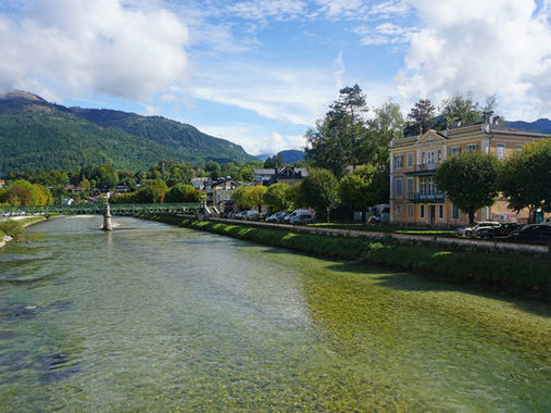 Bad Ischl ist ein beliebter Urlaubsort mit langer Sommerfrischetradition. Am rechten Ufer die Lehárvilla, die als Museum geführt wird.