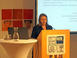 Petra Hofer, die Leiterin des Papiermachermuseums