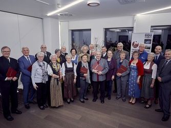 Gruppenbild der im Rahmen der Feierstunde geehrten Festgäste.