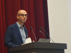 Dr. Klaus Landa beim Bericht zur Situation ehrenamtlicher Museumsarbeit in Oberösterreich.