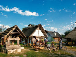 Im Keltendorf Mitterkirchen erwartet Sie am 26. Juli ein Familiennachmittag mit Schwerpunkt Schmuckherstellung. Das Museum hat täglich geöffnet.