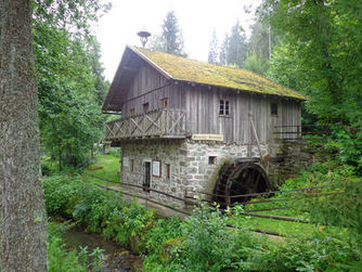 Im Freilichtmuseum Hayrl - Mühlendorf Reichenthal wird jeden Dienstag um 15:00 Uhr eine fixe Führung angeboten. Die Aufnahme zeigt eine bäuerliche Hausmühle im Mühlendorf Reichenthal. 