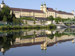 Das an der Traun gelegene Benediktinerstift Lambach, bekannt für seine frühromanischen Fresken, die frühbarocke Stiftskirche, die Bibliothek mit barockem Leserad, und vielem mehr, ist sowohl ein besonderes kulturelles Ausflugsziel als auch ein Ort spiritueller Begegnung.