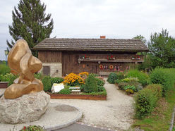 Ein Besuch des Franz Xaver Gruber Gedächtnishauses in Hochburg-Ach, das bis 26. Oktober täglich geöffnet ist, und eine Wanderung entlang des Franz-Xaver-Gruber Friedensweges sind ein besonderes Erlebnis.
