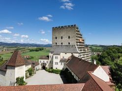Blick auf den Burghof der Burg Clam - im Rahmen eines individuellen App-Rundganges am Internatioalen Museumstag.