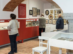 Die Fotoausstellung führt durch die faszinierende Geschichte der Fotografie.