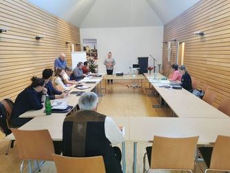 Abschlussseminar des Ausbildungslehrgangs "Museumskusotde/-in" im Evangelischen Museum Oberösterreich in Rutzenmoos