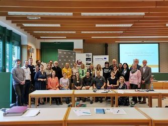 Gruppenfoto mit allen Teilnehmenden zum Seminarstart