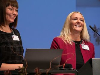 Die Beiden Referentinnen vom Augustiner Chorherrenstift St. Florian, Lydia Zachbauer links und Bernadette Kerschbaummayr rechts