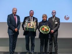 Rudolf Gamsjäger wurde im Beisein seiner Frau Hildegard durch Präsident Roman Sandgruber und Geschäftsführer Klaus Landa für seine 20-jährige Tätigkeit als Kassier gedankt.