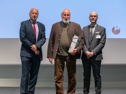 Georg Hanreich wurde für seine langjährige Tätigkeit als Rechnungsprüfer durch Präsident Roman Sandgruber und Geschäftsführer Klaus Landa geehrt.