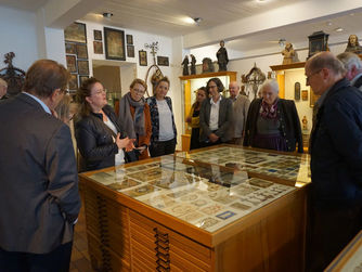 Durch das Museum führte Nicole Mahr vom Innviertler Volkskundehaus, Birgit Aigner brachte zudem viel Wissenswertes rund um das Thema Volksfrömmigkeit und Klosterarbeiten ein.