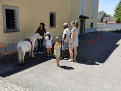 Ein besonderer Höhepunkt für Kinder war das Ponyreiten beim Karden- und Heimatmuseum!