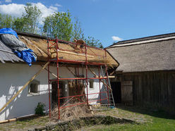 Museumsbesucherinnen und -besucher hatten die Gelegenheit am Unterkagererhof beim Strohdachdecken zuzusehen.