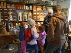 Düfte erraten bei der Familienrallye im Kaufmannsmuseum in Haslach.