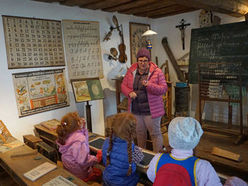 Eine historische Schulstunde wie zur Kaiserzeit konnten die Kinder im Schulmuseum Kasten erleben!