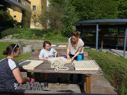 Zum Weben von Sitzdecken aus Schafwolle im Museumsgarten lud das Webereimuseum im Textilen Zentrum Haslach ein.