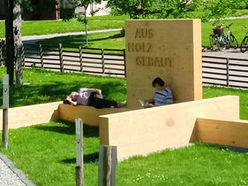 Rast bei der Außenskulptur zur neuen Ausstellung im LIGNORAMA Holz- und Werkzeugmuseum am Pramtaler Museumstag