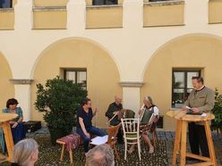 Altbürgermeister Horst Müller las aus Texten des Mundartdichters Augustin Roitinger und gab viele Anekdoten zum besten. Musikalisch begleitet wurde die Veranstaltung von einem Musiktrio auf steirischen Akkordeon und Querflötistin.