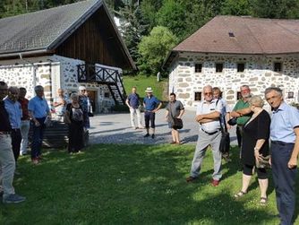 Die Teilnehmerinnen und Teilnehmer treffen sich vor dem Hirschbacher Bauernmöbelmuseum