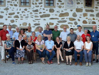 Ein Gruppenfoto vor dem Eingang zum Bauernmöbelmuseum