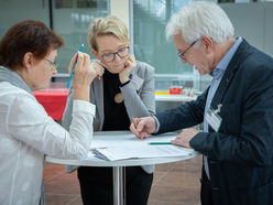 Arbeit in Kleingruppen beim Workshop "Der rote Faden in der Vermittlung".