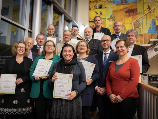 Gruppenfoto mit den Absolvent/-innen des Lehrgangs "Museumskustode/in"