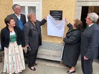 Im Rahmen eines Volkskultur-Abends wurde in Gutau eine Gedenktafel für die Schöpfer des "Gutauer Liedes" am "Färberhaus" der Familie Zötl enthüllt.