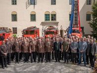 Im Haager Heimatmuseum - Schloss Starhemberg wurde im Rahmen des Pramtaler Museumstags zur Eröffnung der Ausstellung "Unsere Feuerwehren - Historische Einblicke" geladen: Abordnungen der 5 mitwirkenden Feuerwehren mit den Ehrengästen (Bezirkshauptmann, 4 Bürgermeister, Bezirksfeuerwehrkommandant, Feuerwehrhistoriker, Feuerwehrseelsorger, Feuerwehrkommandanten) und Mitarbeiter des Heimatmuseums.  Dahinter die historischen Feuerwehrfahrzeuge des Feuerwehr-Oldtimerclubs Wels vor der Kulisse des Schlosses Starhemberg.