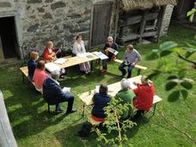 Im Rahmen der Ausstellungseröffnung "Blumen – Seelen der Natur. Blütenpflanzen bei uns dahoam" im Freilichtmuseum Pelmberg wurde auch ein stimmungsvolles musikalisches Programm geboten.