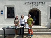 Im Rahmen eines Tags der offenen Tür lud das Historische Stadttheater Grein zu einer speziellen Themenführung zur Nachhaltigkeit im Erhalt historischer Bauobjekte und zu einem kleinen Bücherflohmarkt ein. Am Foto v.l.: Karin Holzweber, Mag. Elisabeth Hammer, Kulturstadtrat Lothar Pühringer