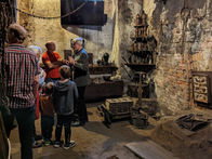 Rund 170 Besucherinnen und Besucher konnten beim Tag der offenen Tür im Heimathaus Braunau begrüßt werden, die die Gelegenheit nutzen, die Glockengießerei aus dem 14. Jahrhundert und die historischen Museumsräumlichkeiten zu besichtigen. Ein tolles Angebot gabs zudem für Kinder: Über eine Leiter konnten Kinder über die Stadtmauer in den Garten des Heimathauses gelangen und dort Würstel grillen!