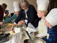 Am Muttertag wurden Waffeln gebacken und den Müttern und Großmüttern liebevoll dekoriert serviert!