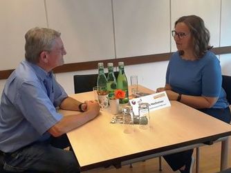 Angeregte Gespräche beim Museums-Speed-Dating mit Besucherinnen des Ehrenamtstags. Im Bild: Karl-Heinz Hochreiner vom Österreichischen Sattlermuseum Hofkirchen.