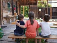 Ferienspaß am Bauernhofmuseum: Nach einer Museumsführung bedruckten Kinder u.a. Stoffsäckchen in Anlehnung an die alten Getreide- und Mehlsäcke auf den Bauernhöfen.