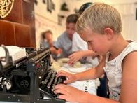 Schreiben auf einer alten Schreibmaschine in der Heimatstube Pabneukirchen.