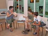 Beim Workshop "Der magische Pinsel" mit Regina Nader im Hirschbacher Bauernmöbelmuseum.