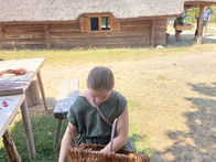 Beim Ferienspaß im Keltendorf Mitterkirchen konnten verschiedene Techniken aus der Eisenzeit ausprobiert werden. Hier: Korbflechten