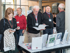 Die Publikationen des Verbundes Oberösterreichischer Museen wurden gerne mitgenommen.