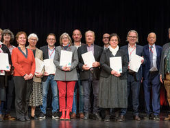 Gruppenfoto der Absolventinnen und Absolventen des Lehrgangs "Museumskustode/in" an der Akademie der Volkskultur.