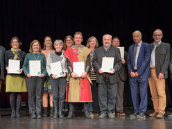 Gruppenfoto der Absolventinnen und Absolventen des Lehrgangs "Heimatforschung" an der Akademie der Volkskultur.