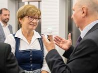 Christine Kröpfel vom Evangelischen Museum Oberösterreich im Gespräch mit Superintendent Dr. Gerold Lehner.