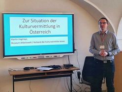 Martin Hagmayr stellte die Umfrage 2023 zur Situation der Kulturvermittlerinnen und Kulturvermittler in Österreich punktuell vor. 