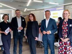Claudia Em (Verein füruns), Dr. Johannes Lefenda (OÖ Zukunftsakademie), LR Dr. Wolfgang Hattmanstorfer, Mag.a Margot Nazzal (Land OÖ, Direktion Kultur und Gesellschaft)