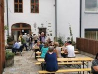 Gemütliches Beisammensein im Hof im Rahmen der Eröffnung im Museum Pregarten.
