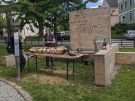 Katharina Mörth arbeitete beim Abschlussfest zur Ausstellung im LIGNORAMA im Museumsgarten an einem Kunstwerk.