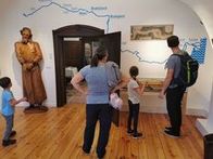 Besucher/innen beim Tag der offenen Tür im Historischen Stadttheater und Stadtmuseum Grein.
